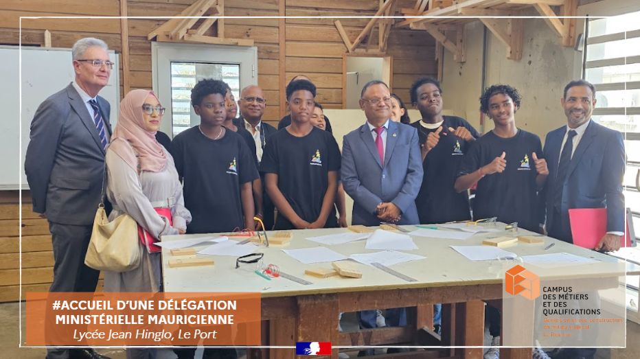 🔹 Accueil d’une délégation ministérielle mauricienne au Lycée Jean Hinglo