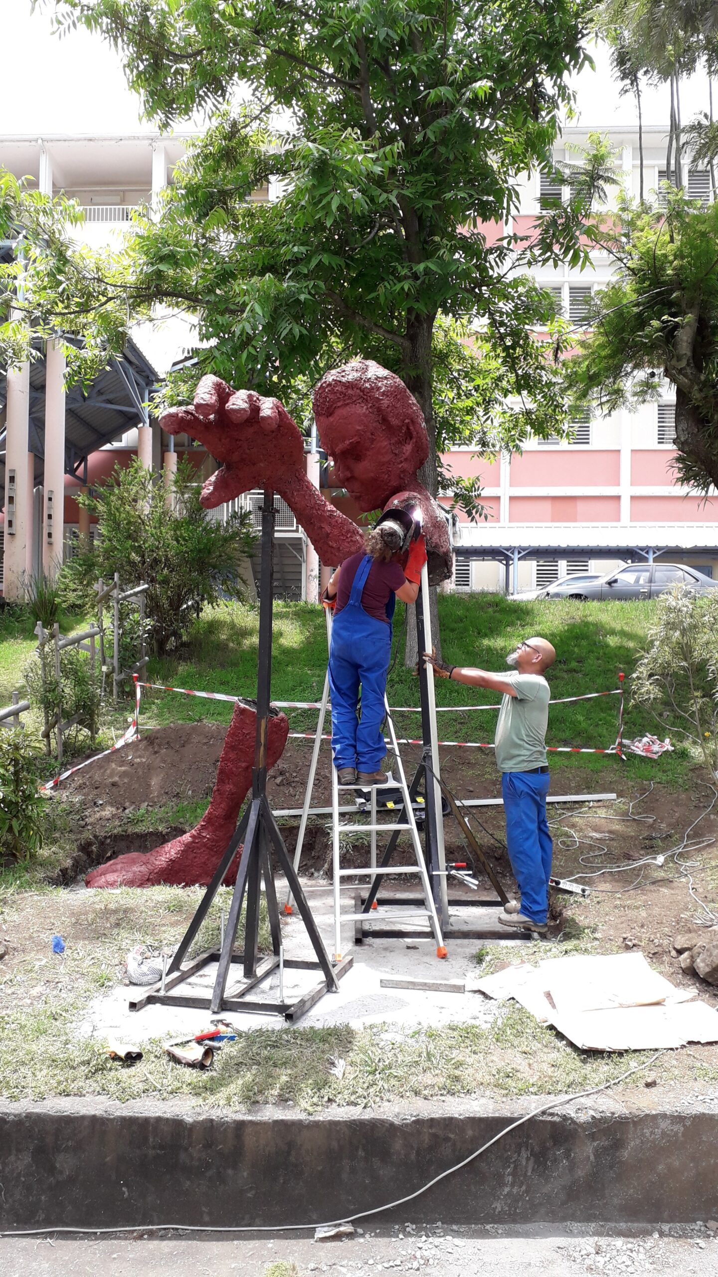 Installation de la sculpture “Bann Marroner” de Nathalie Maillot et Nelson Boyer