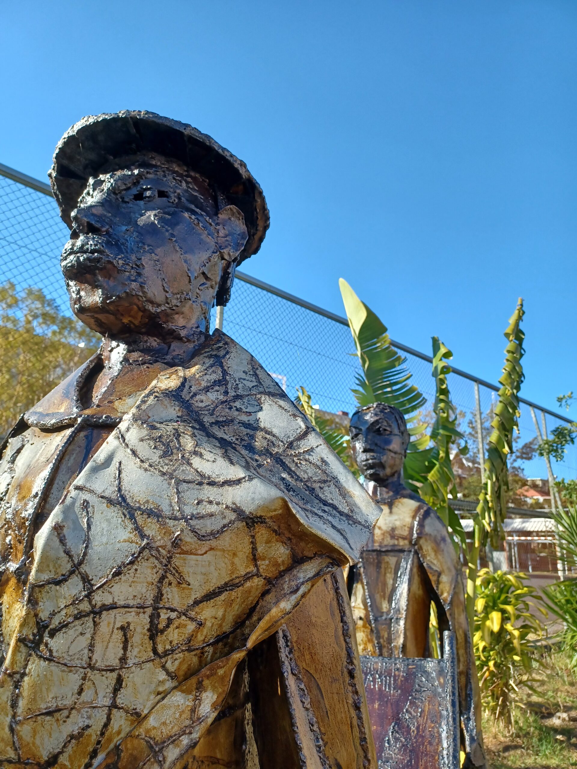 Résidence artistique avec Richard Afanou Korblah – Sculpture Les Porteurs de chaise – 2022