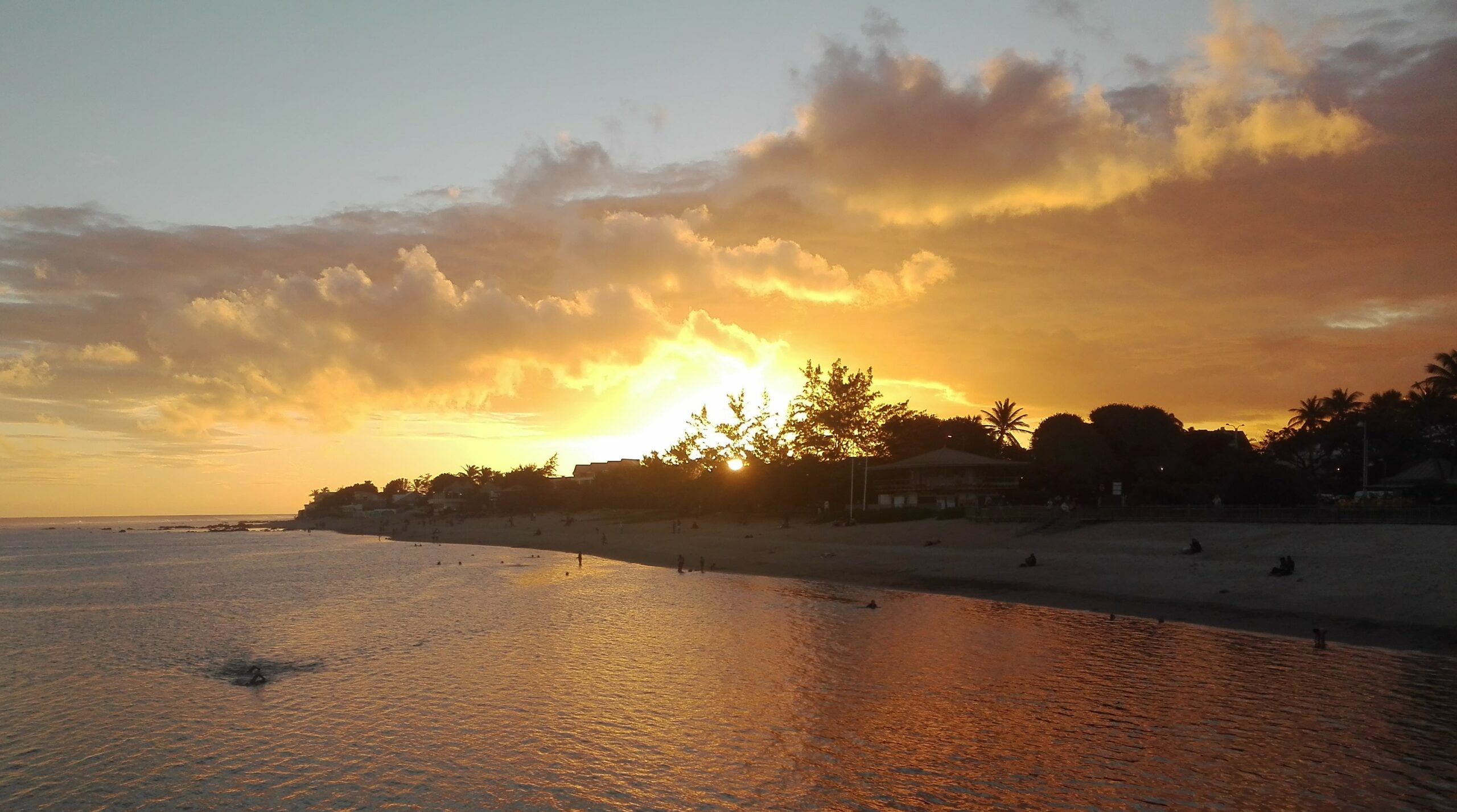 Coucher de soleil sur le lagon de St Pierre. (Photo : club journal)