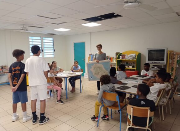 Rencontre inter-degrés : des élèves de 4e informent les CM2 sur les risques volcaniques