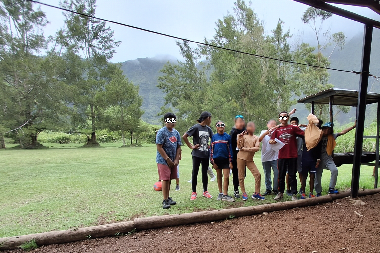 Clap de fin avant la prochaine matinée (visages floutés)