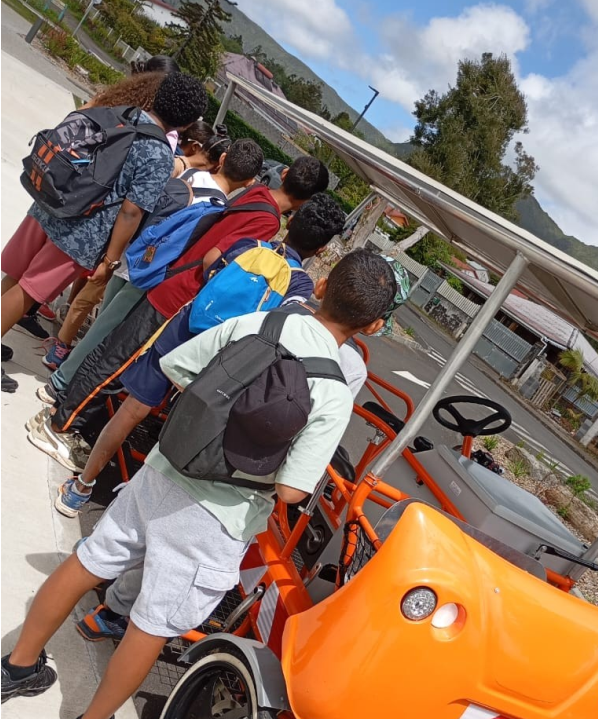 En route pour a découverte de l'Or rouge en vélo bus