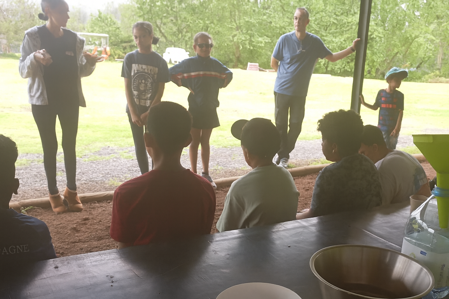 Préparation de la recette (visages floutés)