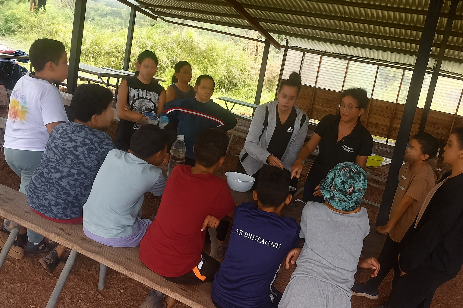 Préparation du jus de goyaviers (visages floutés)