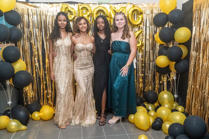 Les filles ont sorti leurs plus belles tenues pour la soirée.