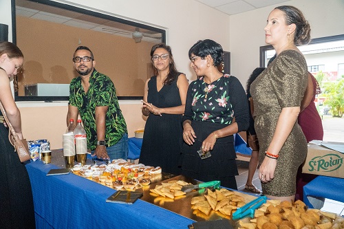 Les professeurs contribuent a u bon déroulement du bal. Mme Boolaky, Mme Madavjee, mme Padre et M. Lebeau Bertrand tiennent le buffet.
