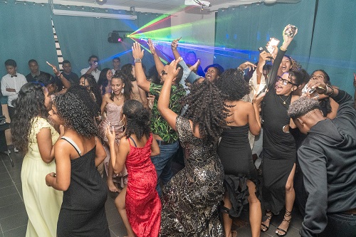 La fête bat son plein : tout le monde s'éclate sur la piste de danse !
