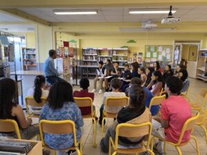 Classe de 4eme assise au CDI devant Eric Magamootoo