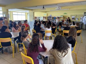 classe d'élèves assis en îlots, de dos