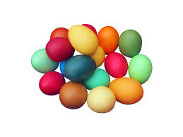 œufs de pâques de différentes couleurs