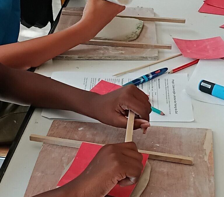 PEAC Parc National, les élèves de 5eme CHAAP découvrent par la pratique en classe « des artistes en leur monde »: Alice AUCUIT et Amanda GOICOVIC