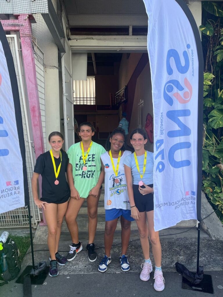 Félicitation à Lénaëlle HYPOLYTE (605) , Lou LASNET (504), Zia OMARJEE (501) et Anaïs VILLEMAIN (403) pour leur engagement et esprit d'équipe sur cette finale académique UNSS Volley Ball.
