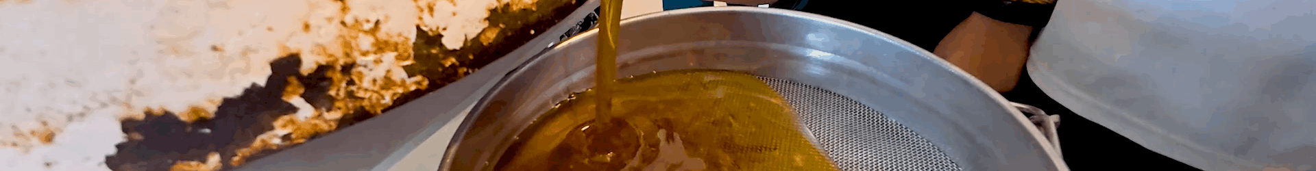 🐝 Deuxième récolte de miel pour le club Apiculture !