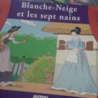 Les élèves à l’école maternelle pour la lecture aux petits