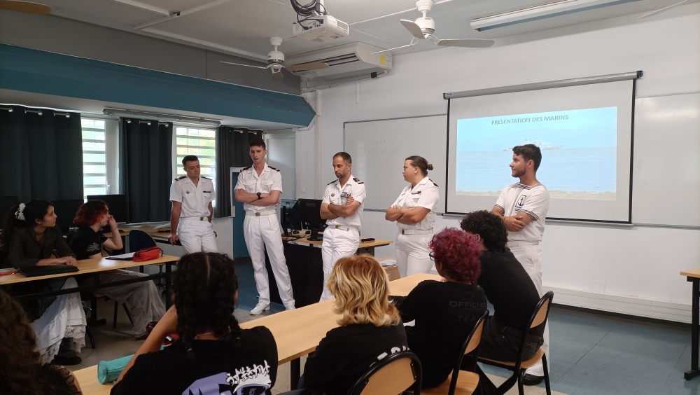 Remise officielle du bâchi du Nivôse à la Classe défense du lycée Ambroise Vollard