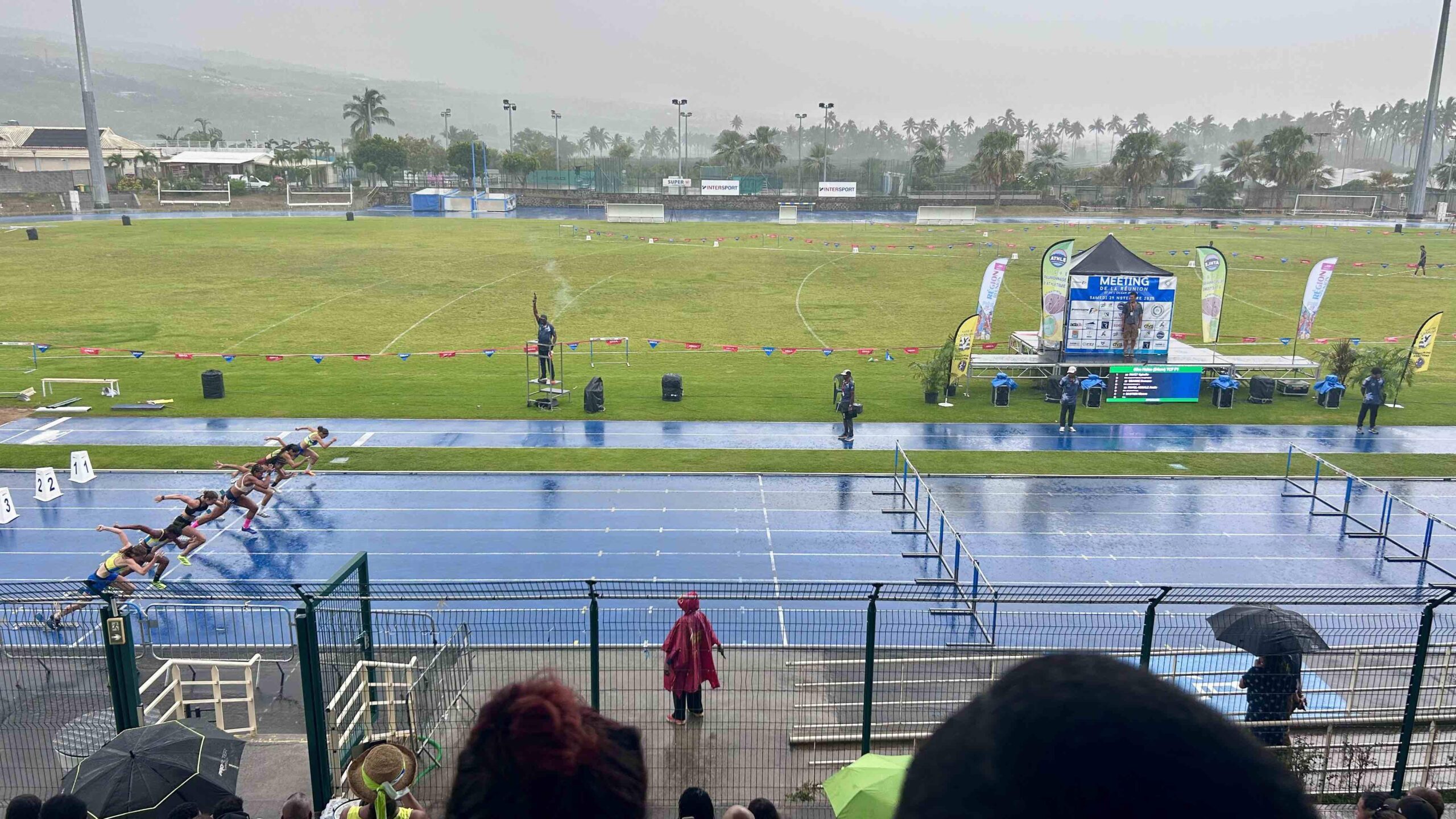 Départ d’une course sous la pluie au stade d’Étang-Salé