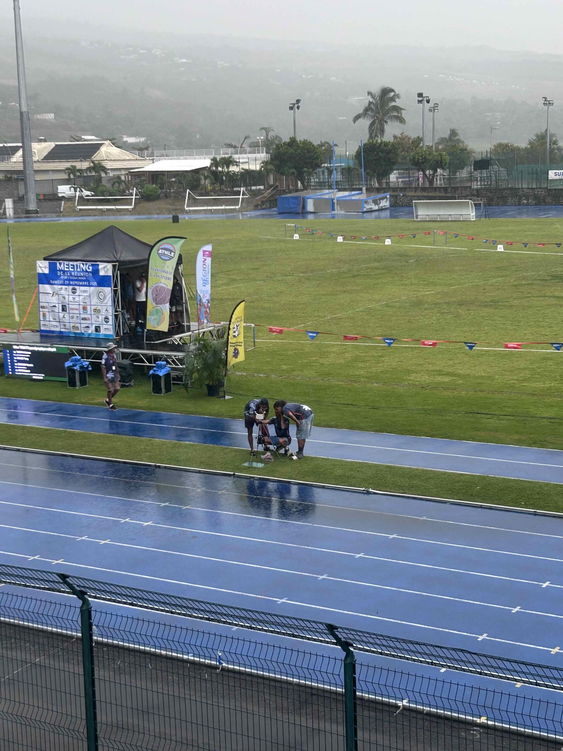Jeunes officiels sur la piste sous la pluie