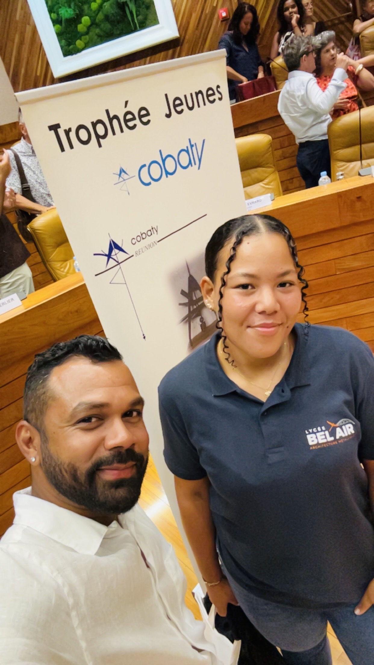 M. Ramaye et Chaka devant le kakémono Cobaty