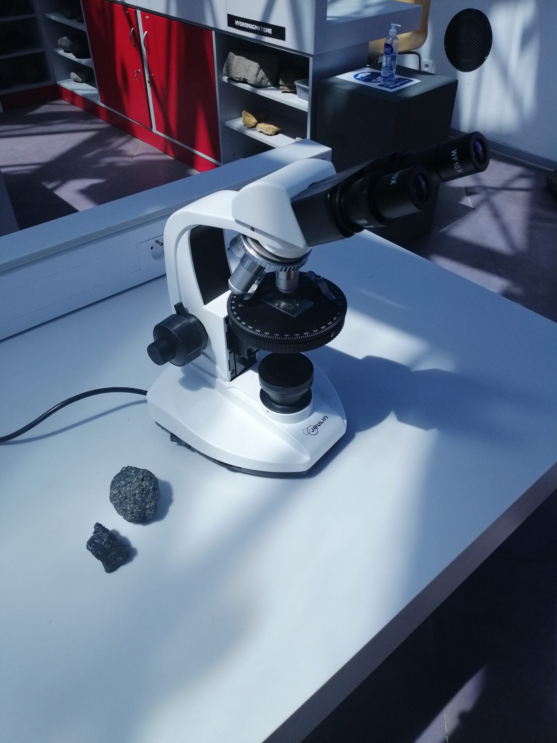 Observation des roches avec un microscope