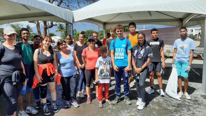 World clean up day : Les lycéens d&rsquo;Amiral Bouvet nettoient le front de mer de Saint-Benoît