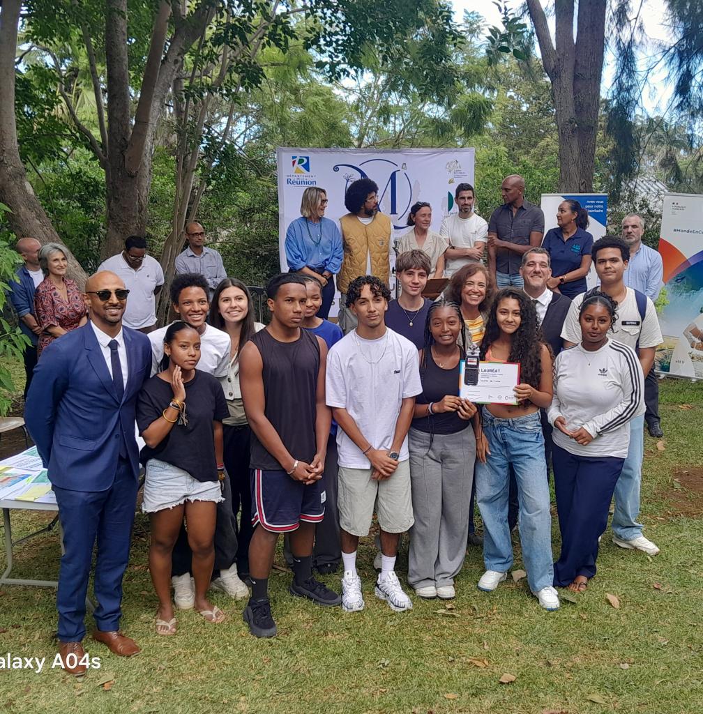 Photo remise du prix Ré-inventer le monde JAEDD