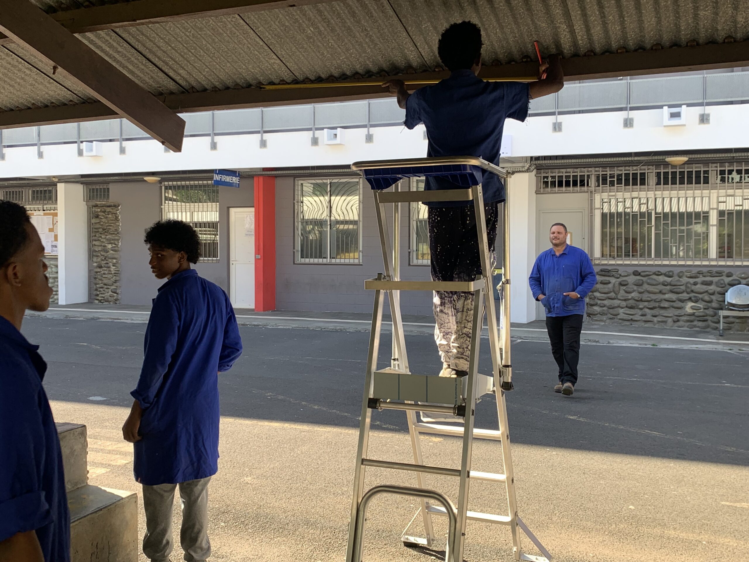 Pose de 10 Panneaux de signalétique par les 2nde Bac Pro TMA