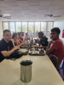 Ils
ont
ensuite
partagé ce
moment de
convivialité
autour d'un
repas à la
cantine..