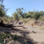 Groupe d'élève qui marche dans une ravine sablonneuse