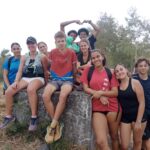  Photo de groupe d'élèves avec des sacs poubelle pour la journée nationale du sport scolaire. Action sportive et éco-citoyenne.