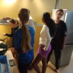 groupe d'élève qui est dans une cuisine et qui fait des crêpes