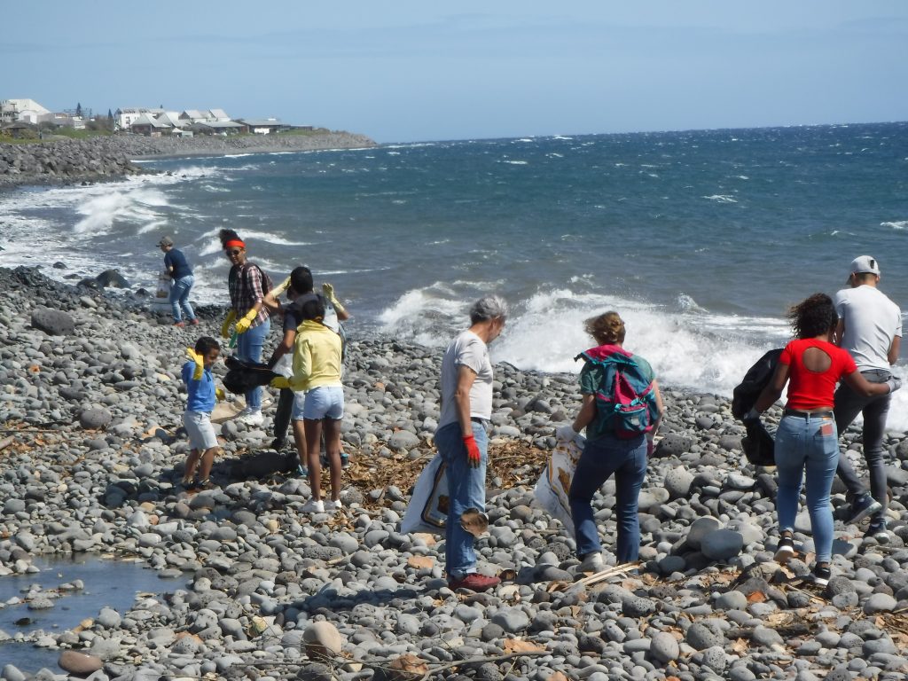 Une dizaine de participants au nettoyage de la plage du Butor, l'océan et la ville derrière